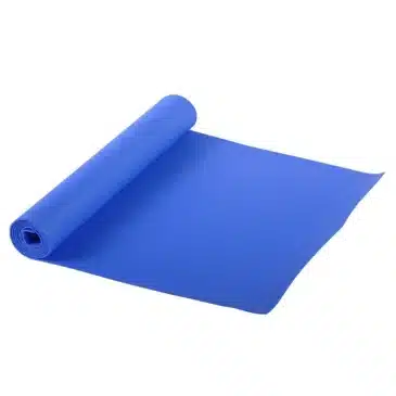 En blå yogamåtte, 4 mm tyk, rullet delvist ud med en struktureret overflade.