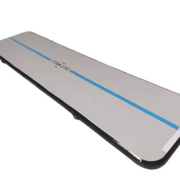 Gymnastikmåtte med blå stribe.